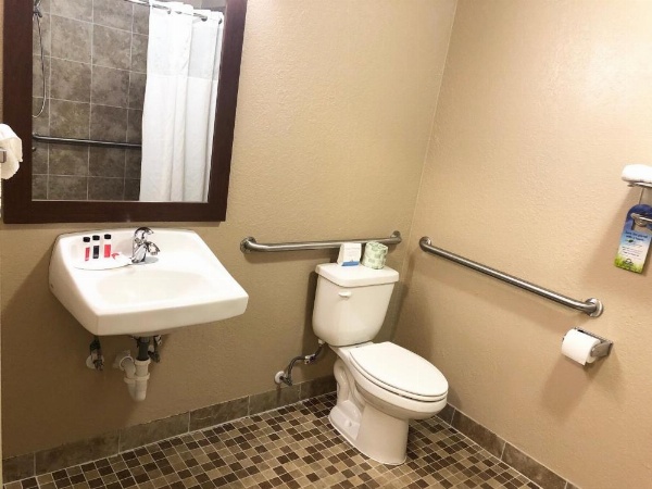 Days Inn by Wyndham West Des Moines image 13