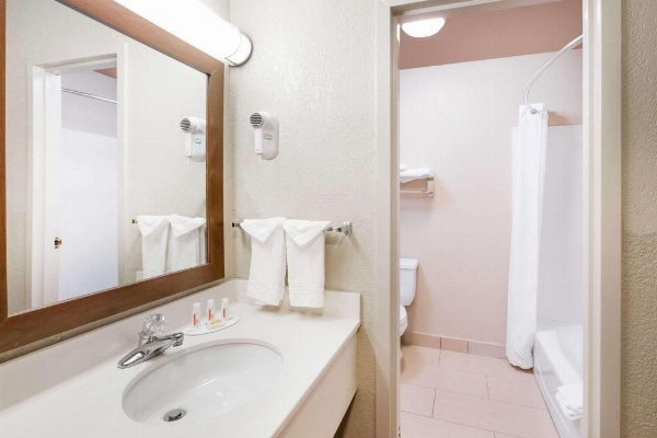 Days Inn by Wyndham West Des Moines image 8